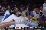 态度积极！杨瀚森飞身救球飞出界外 起身面带微笑